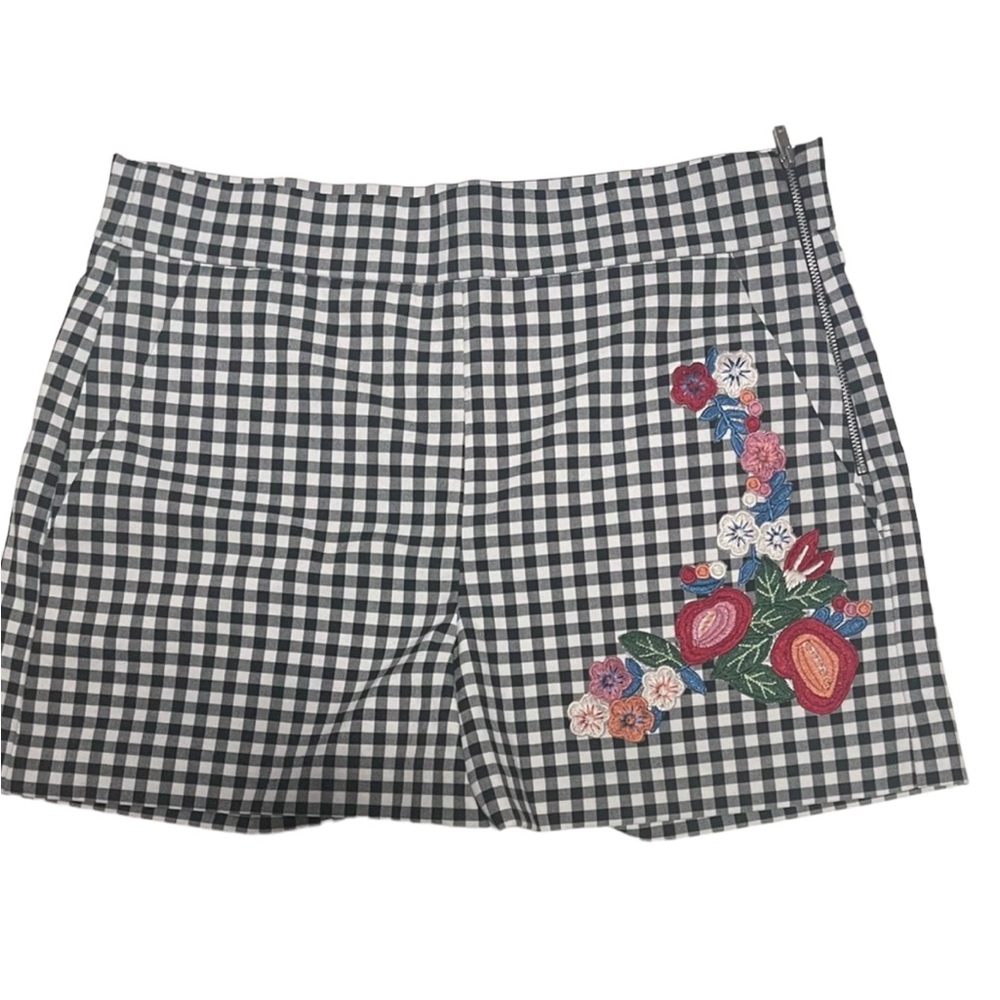 ZARA beautiful shorts black/white with floral pattern. Size L. Side zipper.